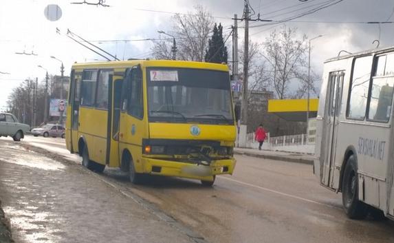 «Волга» столкнулась с пассажирским автобусом: пострадали пятеро